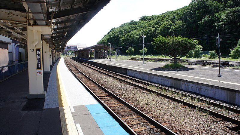 File:JR Sekihoku-Main-Line・Senmo-Main-Line Abashiri Station Platform Overall.jpg