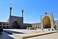 Deux des quatre iwans de la mosquée du Vendredi (Ispahan). Encadré des deux minarets, l'iwan de la salle principale orientée vers La Mecque.