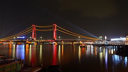 Jembatan Ampera erwacht.JPG