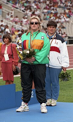 Jodi Willis auf Barcelona 1992 Paralympics Medaille podium.jpg