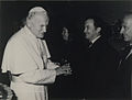 Juan Pablo II y embajador Fernández Valdés.jpg
