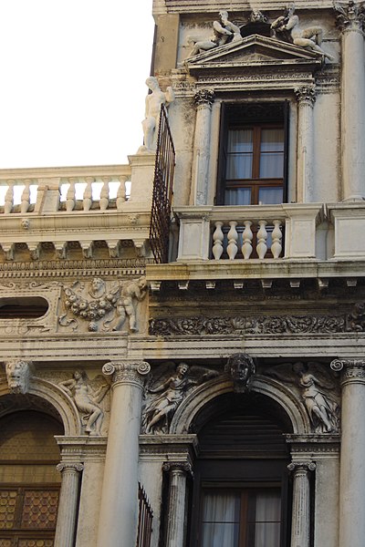 File:Juncture between the Biblioteca Marciana and the Procuratie Nuove.jpg