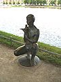 Deutsch: Skulptur Der Junge mit der Taube am Pfaffenteich English: Sculpture The boy with the dove at Pfaffenteich