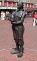 Пам'ятник сироварці із голівкою Гауди