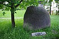 Kamień upamiętniający uchwalenie Konstytucji 3 maja w 1791 r., i ustanowienie Święta Narodowego 3 Maja osłonięty staraniem Kręgu Pamięci Narodowej w 1994 r., w Parku Traugutta w Warszawie
