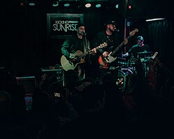 Kicking Sunrise, Aralık 2017'de Philadelphia, Pennsylvania'daki Bourbon & Branch'de canlı performans sergiliyor.