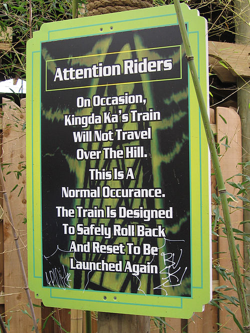 Sur ce panneau de l'attraction Kingda Ka on peut lire :« Attention passagers ! Il peut arriver que le train de Kingda Ka ne franchisse pas le sommet. C'est une chose normale. Le train est conçu pour revenir en arrière en toute sécurité afin d'être relancé. »