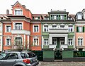 Wohnhaus in geschlossener Bebauung, mit Einfriedung