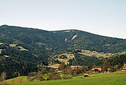 Zentrum: Einzugsgebiet des Klosterbaches, rechts davon der Sterzriegel, am Horizont li. Schwarzkogel, re. Münzerkogel