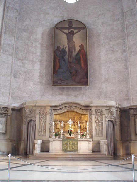 File:Kreuzkirche Dresden Altar 2.JPG