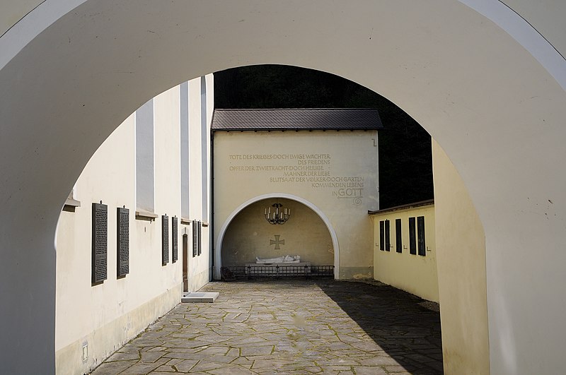 File:Kriegerdenkmal Kirchplatz 2 Hohenems.JPG