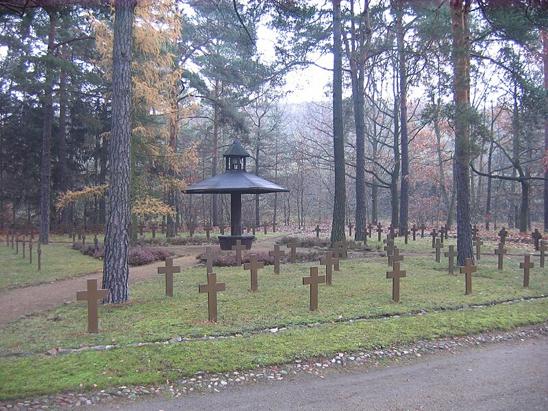 File:Kriegsgräberstätte auf dem Dissenchener Friedhof.jpg