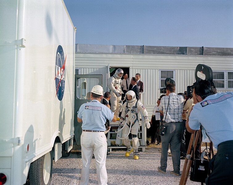 File:LEAVE VAN - PRELAUNCH - ASTRONAUT EDWARD H. WHITE II - MISC.jpg