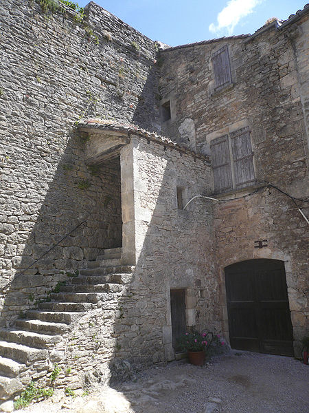 File:La Couvertoirade , entrée de maison typique.jpg