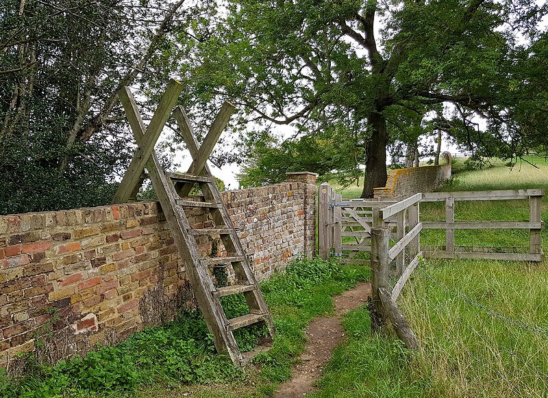 File:Ladder stile over boundary wall of Woodhall Park 1 2020-08-26.jpg