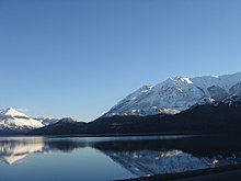 Autre vue du lac et des sommets environnants.