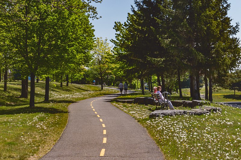 File:Lamoureux Park Walkway (36407284791).jpg