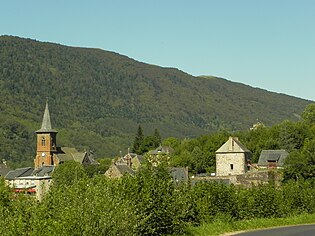 Le Falgoux est situé au pied du Puy-Mary, au cœur du parc des volcans d'Auvergne, dans le département du Cantal.jpg