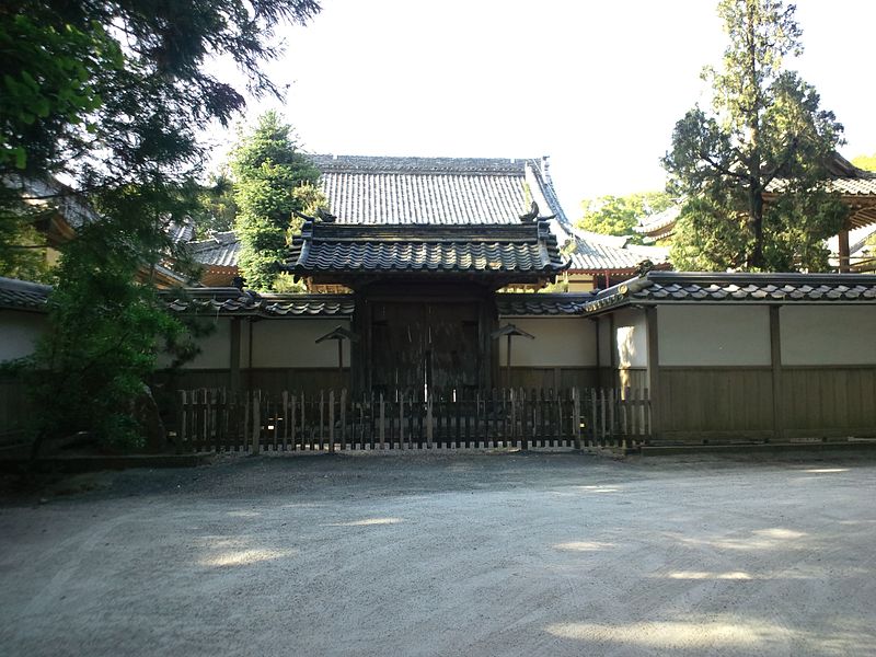 File:Le Temple Bouddhiste Taihei-ji - La porte "San-mon".jpg