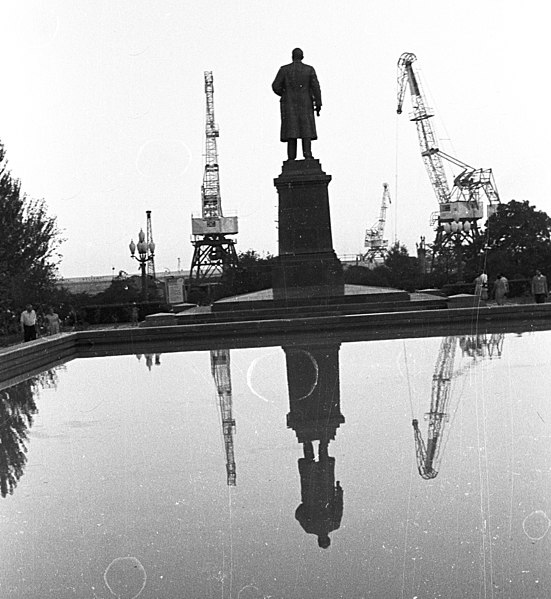 File:Lenin tér, háttérben a kikötő. Fortepan 61239.jpg