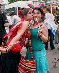 レズビアンのカップル、 フランスの首都パリのゲイ・パレードにて、2005年6月
