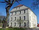 Teile der Gutsanlage: Herrenhaus, Wohn- und Wirtschaftsgebäude mit Gedenktafel sowie Einfriedung des Vorplatzes und des früheren Lustgartens