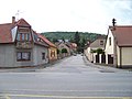 Čeština: Loděnice, okres Beroun. Hluboká cesta, z Plzeňské. English: Loděnice, Beroun District, Central Bohemian Region, Czech Republic. Hluboká cesta, from Plzeňská street. Camera location 49° 59′ 37.3″ N, 14° 09′ 24.5″ E    View all coordinates using: OpenStreetMap