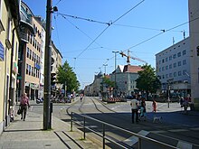 Der Tegernseer Platz (mit Blick nach Nordosten. Rechts das Postamt von Robert Vorhoelzer, erbaut 1928–1929)