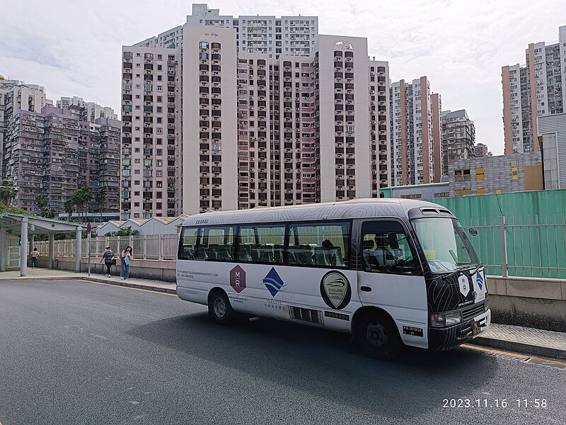 File:MC 澳門 Macau 澳門半島 Macao Peninsula 北區 Zona Norte Northern District 關閘廣場 Praça das Portas do Cerco 巴士站 bus stop November 2023 R12S 15.jpg