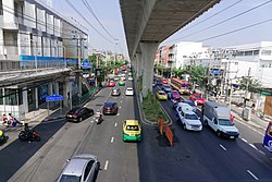 Charan Sanit Wong Road im Bereich von Wat Tha Phra in der Nähe der Kreuzung Phanitchayakan Thon Buri und der MRT-Station Charan 13 (Blick in Richtung Bangkok Noi)