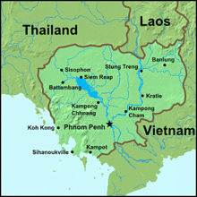 Le Viêt Nam occupe toute la partie est et sud-est du Cambodge, la Thaïlande l'ouest et le nord-ouest, le Laos le nord-est et le golfe de Thaïlande le sud-ouest.