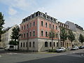 Mariannenstraße 20 Ecke Neustädter Straße, Mietshaus in geschlossener Bebauung mit Toreinfahrt und Nebengebäude im Hof; mit Laden, Putzfassade mit Sandsteingliederung