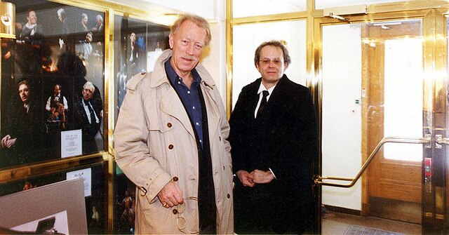 Von Sydow with a writer in the employees' lobby of the Royal Dramatic Theatre in 1992