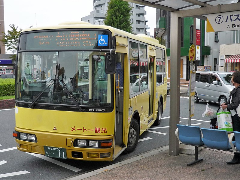 File:Meto Kanko Bus at Yoshikawa Station.jpg