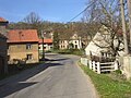 Weg nabij het dorpsplein van Milý
