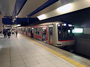 みなとみらい駅に停車中の電車