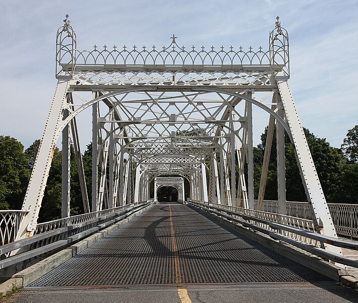 File:Minto Bridge Centre southwest end in 2015.jpg