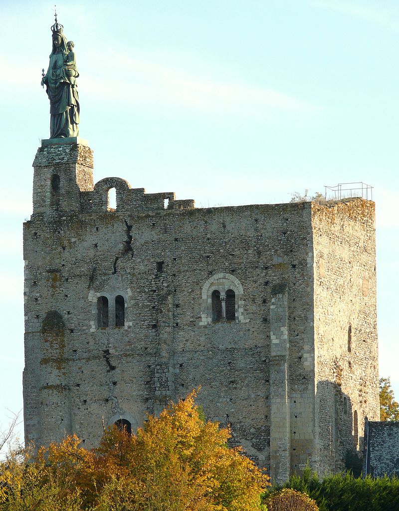 Enigme démoniaque II - La mort vous va si bien - résolue : MOULIN DE TOUVOIE 800px-Montbazon_-_Donjon_-4