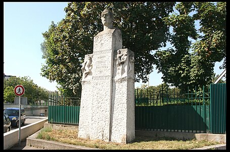 Monument à Frantz Reichel (1934), Paris, avenue de la Porte-Molitor.