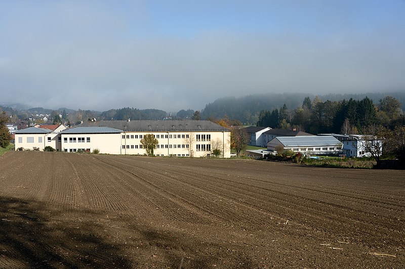 File:Moosburg Schulkomplex Haupt-und Volksschule 02112014 459.jpg