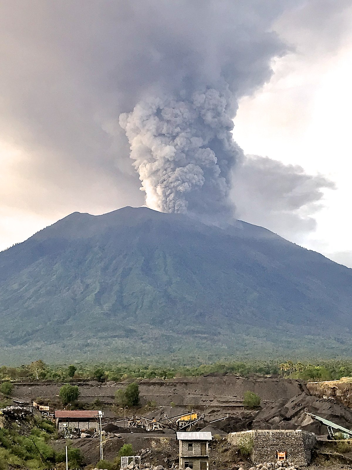  Agung  barst uit internationale luchthaven Bali  gesloten 