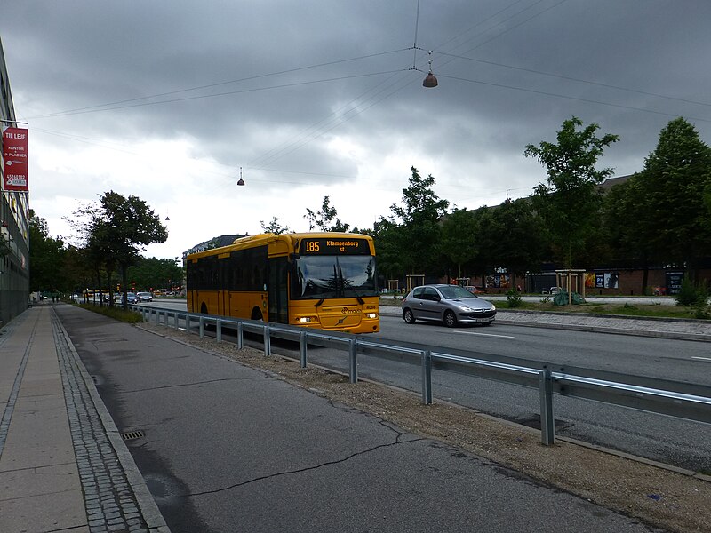 File:Movia bus line 185 on Lyngbyvej.JPG