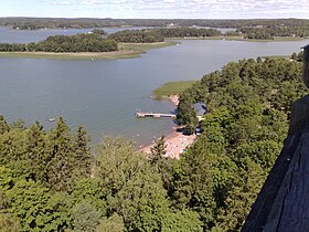 Vue du clocher de l'église de Naantali. Au premier plan la plage de Nunnalahti, au centre à gauche l'île de Jakoluoto et à sa droite l'île d'Hiipa.