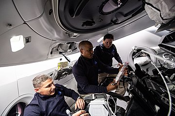 Wewnątrz statku Crew Dragon w trakcie misji Crew-1 w 2020 r.