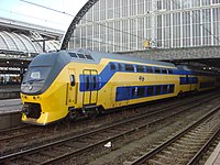 ​ ​ VIRM trein in de Intercity huisstijl.