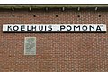 Naambord van het koelhuis "Pomona" met daaronder een oprichtingstegel, onderdeel van het voormalig veilinggebouw 'Pomona' - Loppersum - 20399886 - RCE.jpg