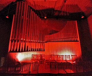 Neusäß, St. Ägidius (Hindelang-Orgel bei Nacht, rot) (2).jpg