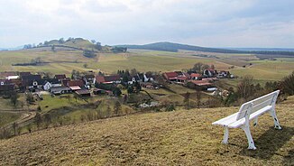 Blick vom NSG Festberg auf Philippinenthal und den Helfenberg (links); im Vordergrund am Fuß des Festbergs der Lohbach mit seinem Galeriewald