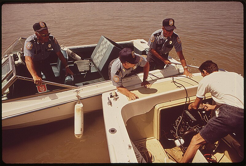 File:Ohio-river-police-patrol-help-a-man-start-his-boat-june-1972 7651296104 o.jpg