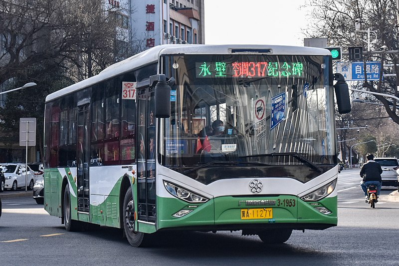 File:On February 5, 2022, Shijiazhuang Bus No. 317 runs near the Mixc City.jpg